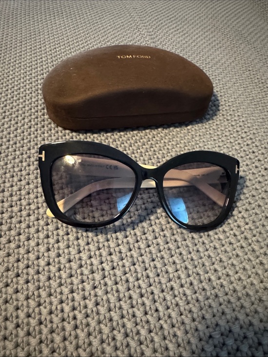 Tom Ford Accessories - Tom Ford - Alistair Black Oversized Cat-Eye Sunglasses with Gradient Lenses
